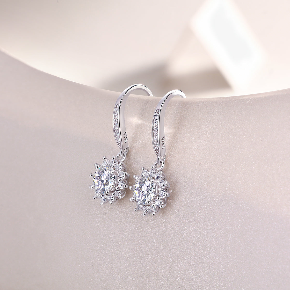 Qingcheng - A Fashionable And Luxurious Diamond Jewelry Accessory Set With Half-carat Moissan Diamond S925 Sterling Silver And Platinum-plated Stud Earrings Shopifynow