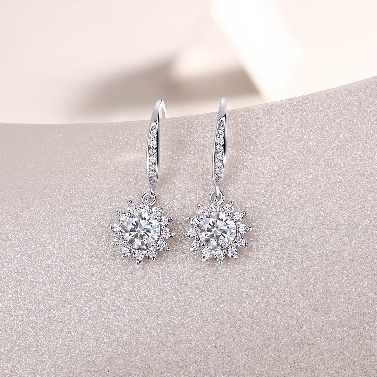 Qingcheng - A Fashionable And Luxurious Diamond Jewelry Accessory Set With Half-carat Moissan Diamond S925 Sterling Silver And Platinum-plated Stud Earrings Shopifynow